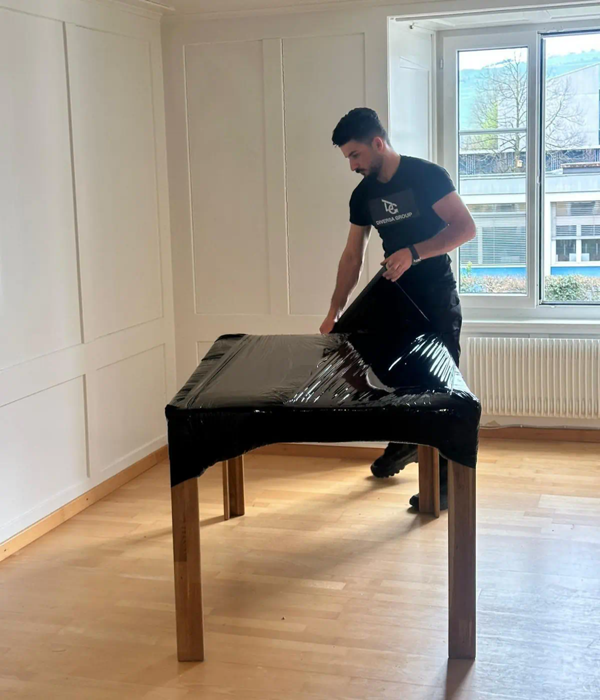 Diversa Group Mitarbeiter verpackt einen Büro-Schreibtisch beim Firmenumzug in der Schweiz