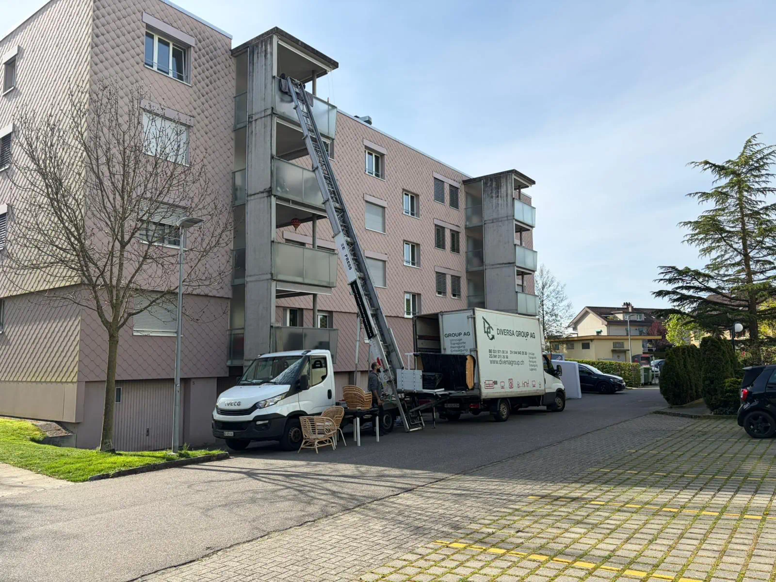 Diversa Group LKW mit M&ouml;bellift &ndash; professioneller Umzug Schweiz