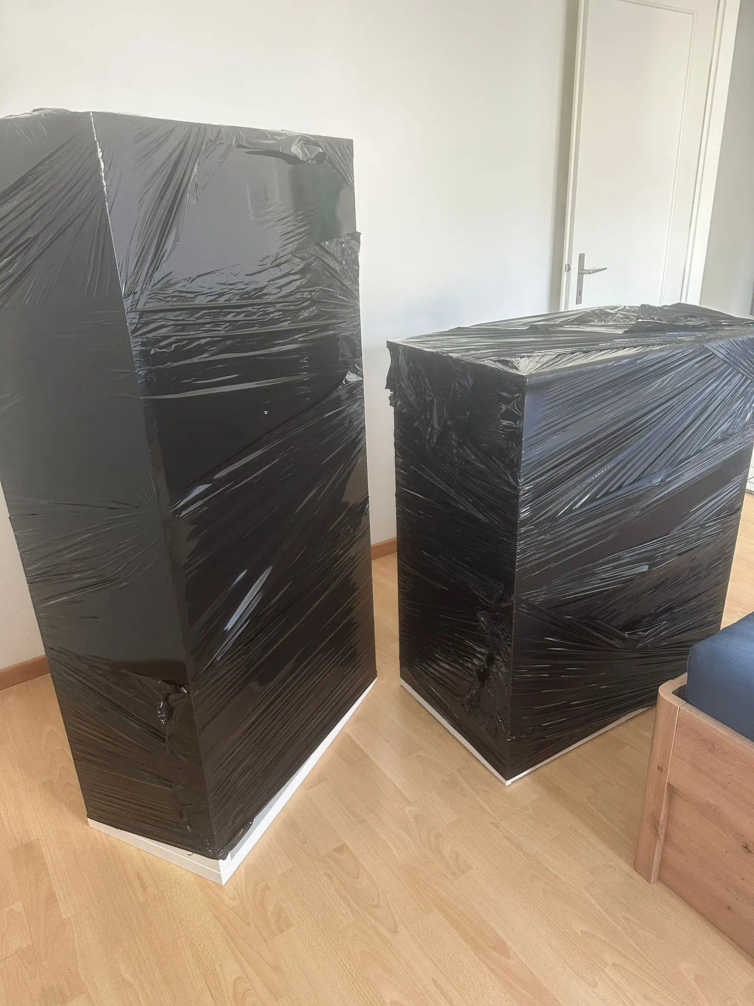 Verpackte und beschriftete Möbel der Diversa Group bereit für den Transport