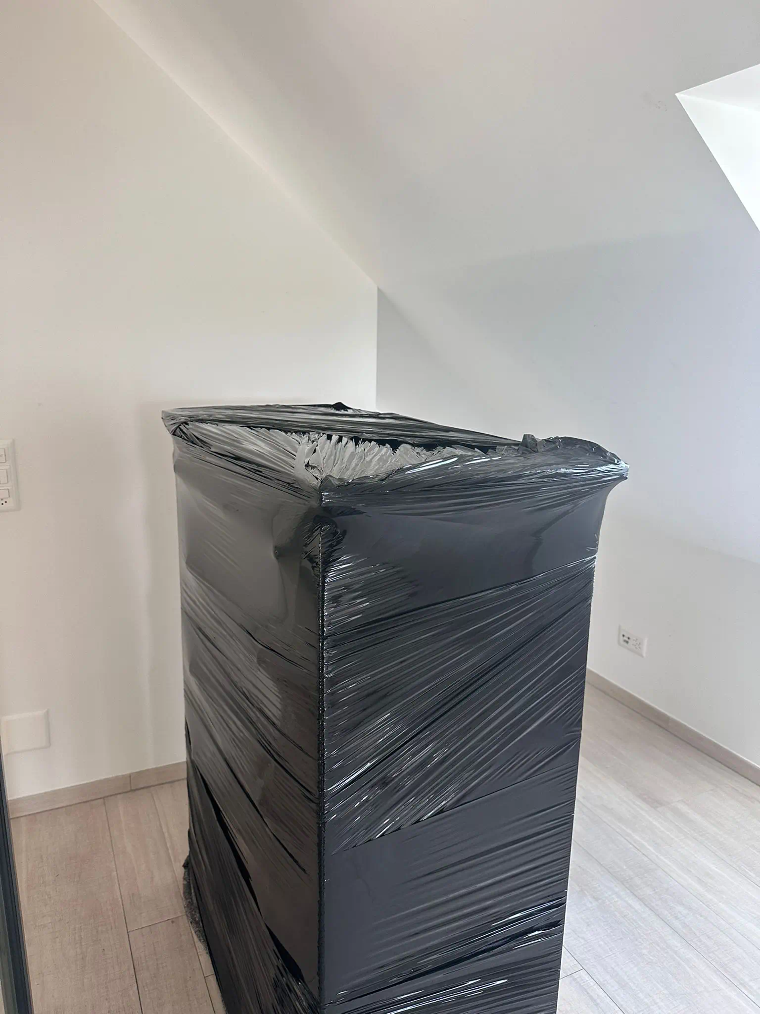 Diversa Group Firmenumzug Schweiz – verpackter Aktenschrank bereit für KMU-Büroumzug