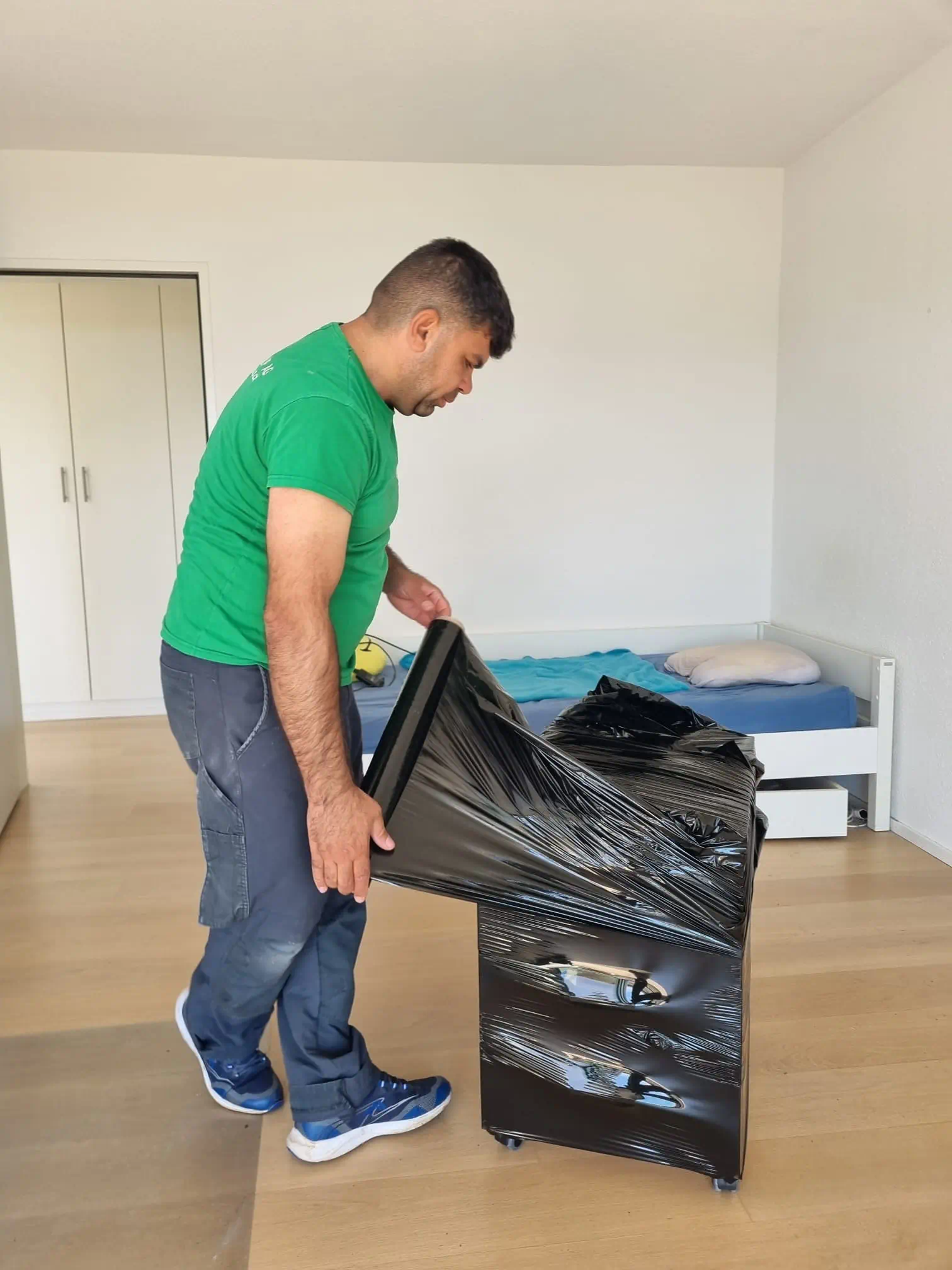 Diversa Group Team beim professionellen Umzug Schweiz
