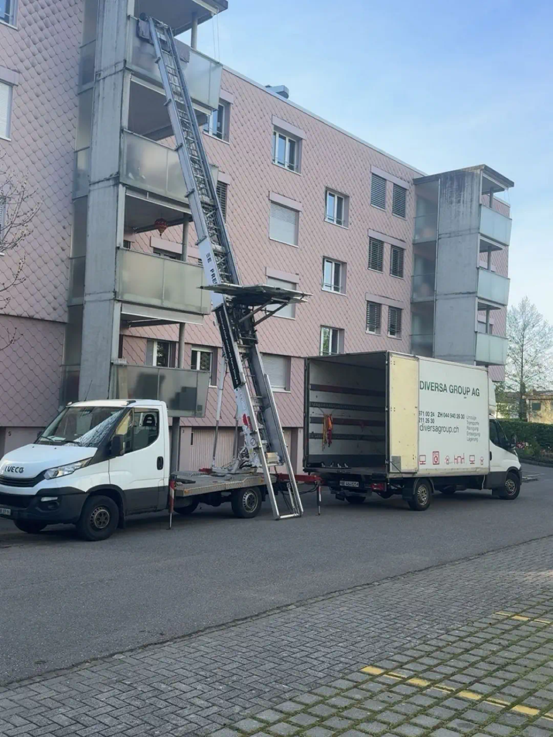 Diversa Group internationaler Umzug Schweiz – Möbelwagen mit Möbellift bereit für Auslandstransport